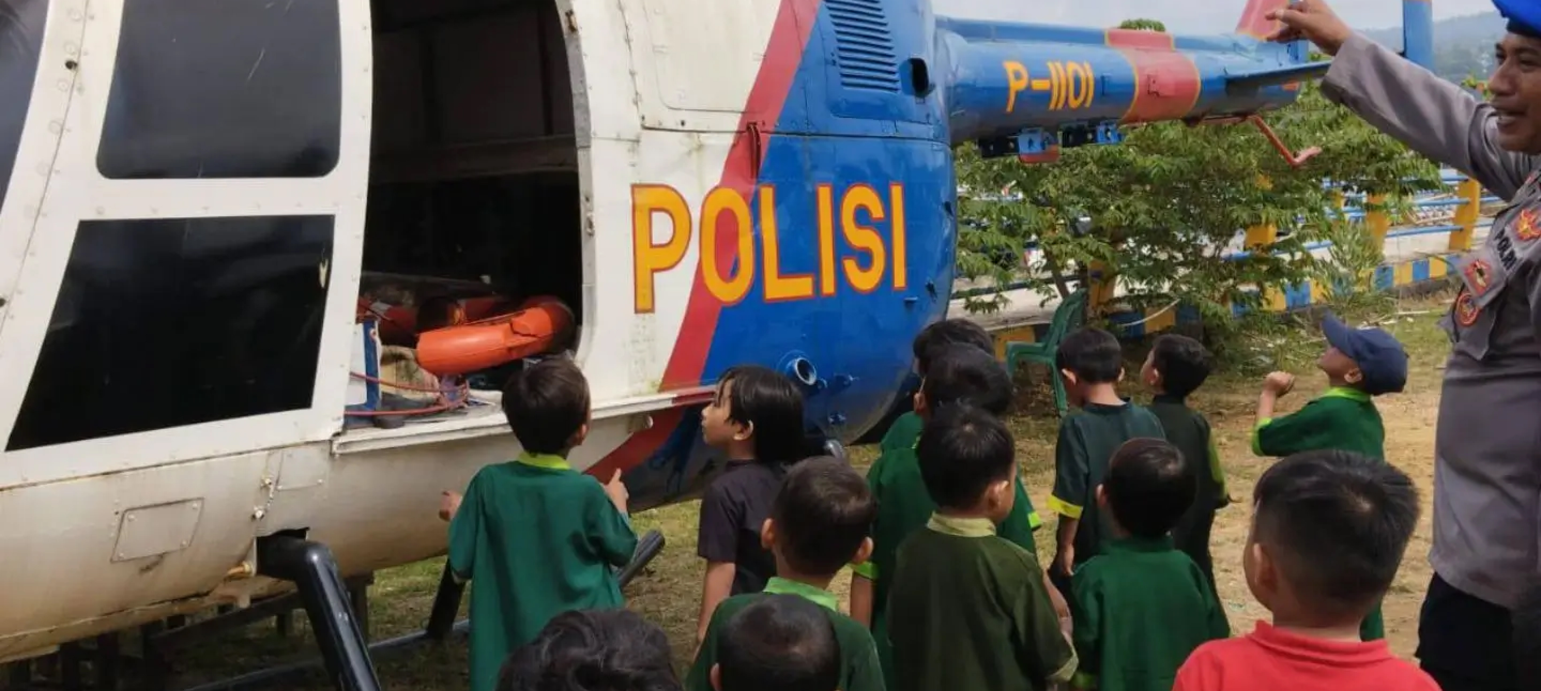 berfoto di depan helikopter polisi air jembatan teluk kendari oleh taman kanak-kanak mutiara islam kendari