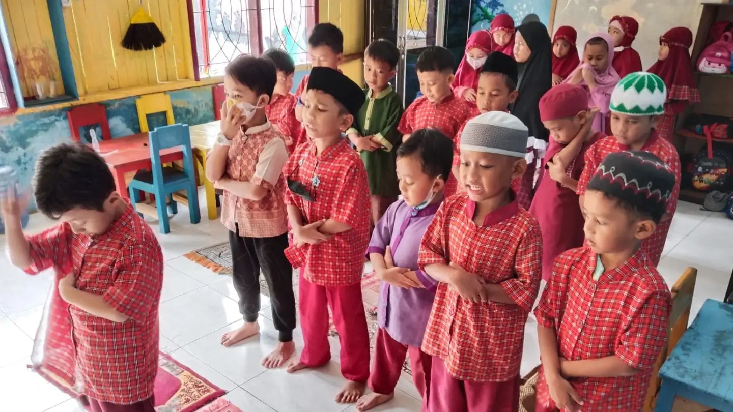 pembiasaan shalat dhuha setiap pagi di taman kanak-kanak mutiara islam kendari