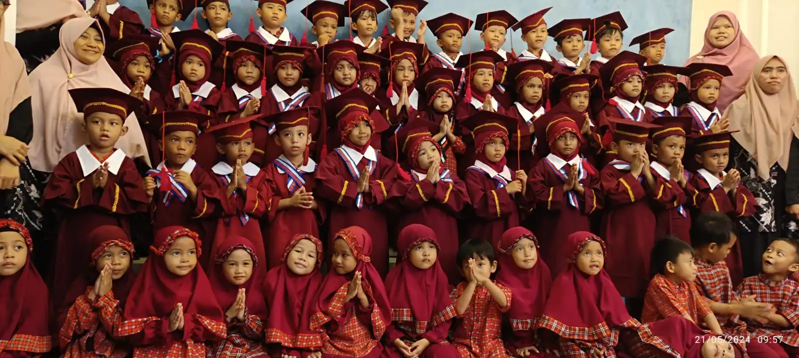 foto persiapan wisuda oleh taman kanak-kanak mutiara islam kendari