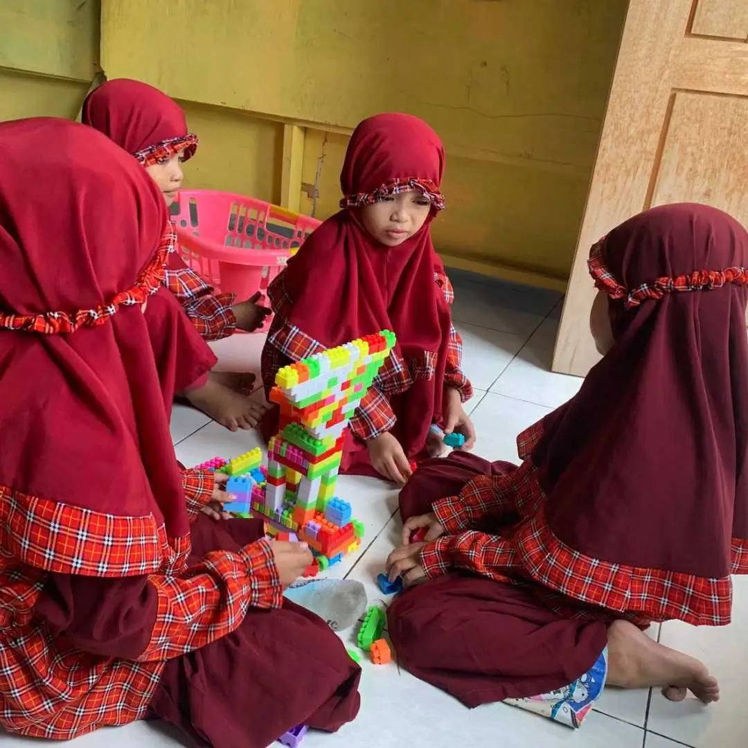 bermain bersama teman di taman kanak-kanak mutiara islam kendari