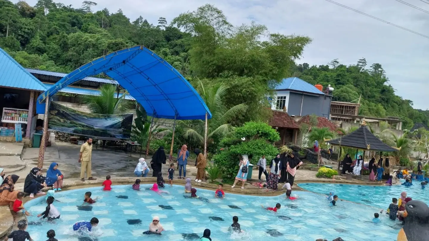 kegiatan kunjungan ke kolam renang di taman kanak-kanak mutiara islam kendari