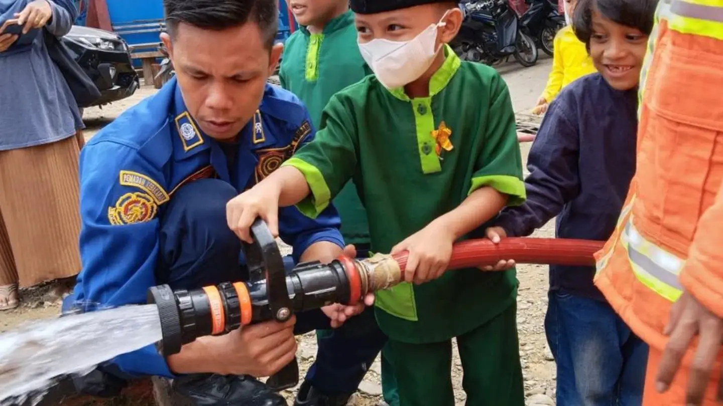 kunjungan ke dinas pemadam kebakaran kendari taman kanak-kanak mutiara islam kendari